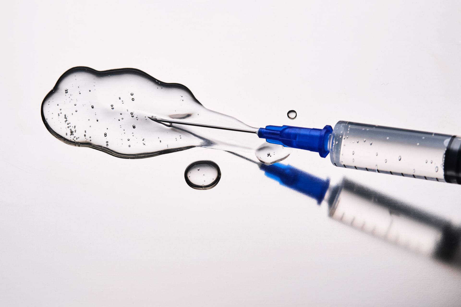 Fotografía de una jeringa con Ácido hialurónico vs cirugía: ¿qué conviene más?