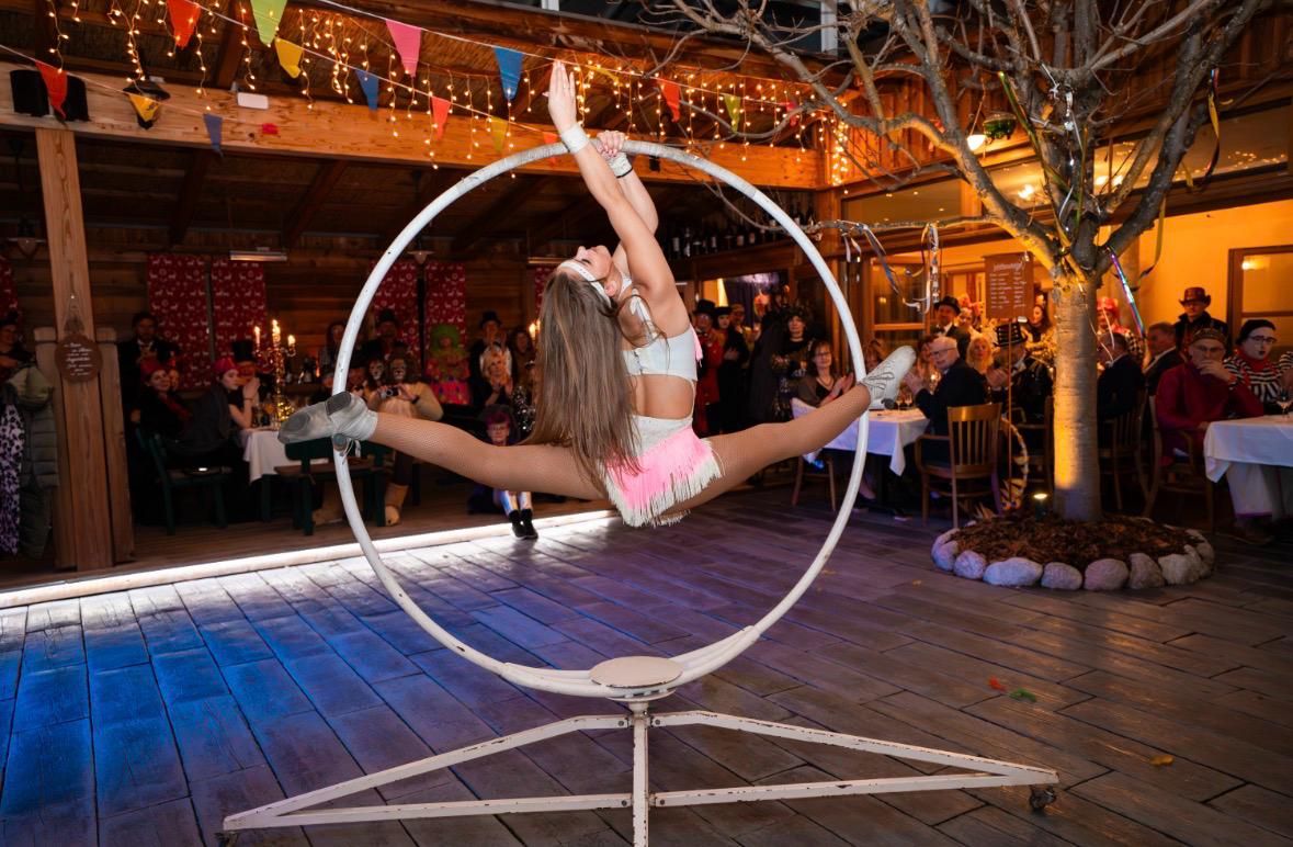 Akrobatische Showeinlage beim Königlichen Hofball im Wirt am Bach in Laakirchen