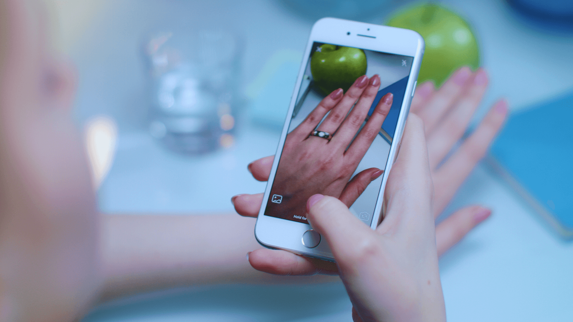 Vídeos no Instagram para Empresas: gravando vídeo da mão com anel em um celular iphone branco para os stories