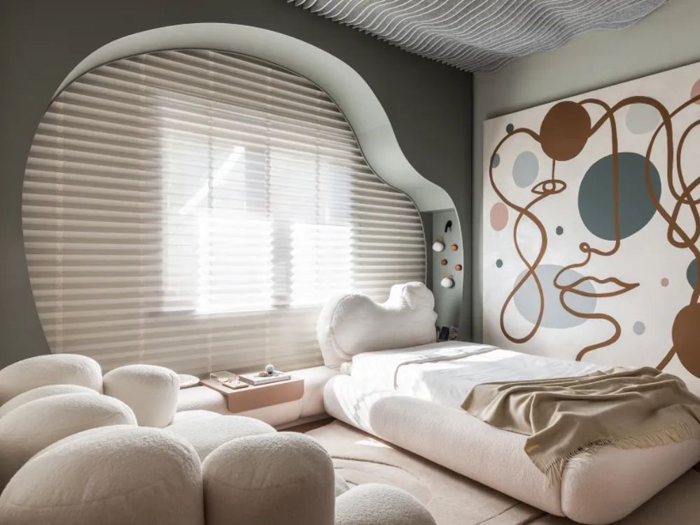 Vista interior de um quarto com decoração em tons claros e terrosos