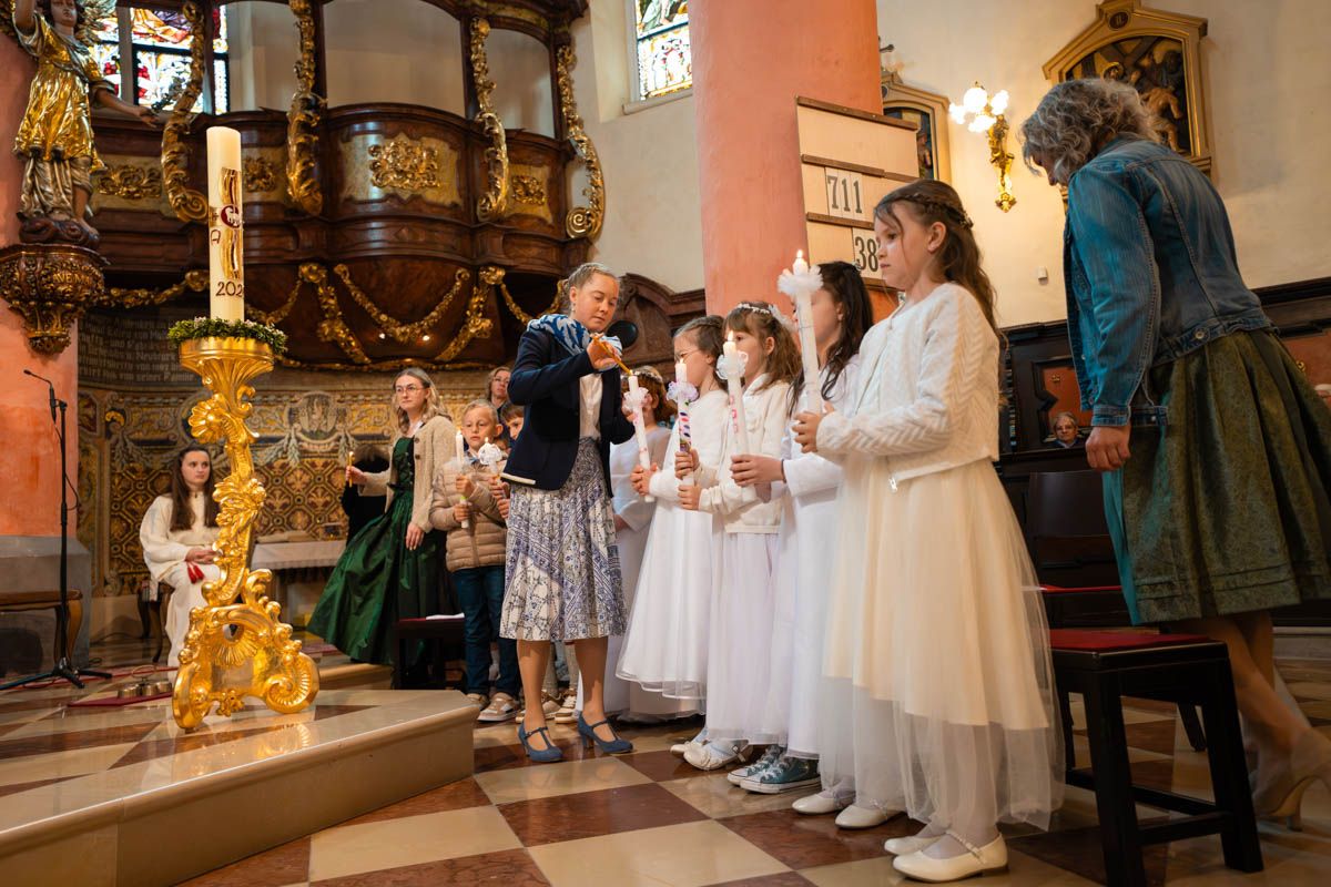 Kinder entzünden ihre Kommunionskerzen bei der Erstkommunion in Scheibbs