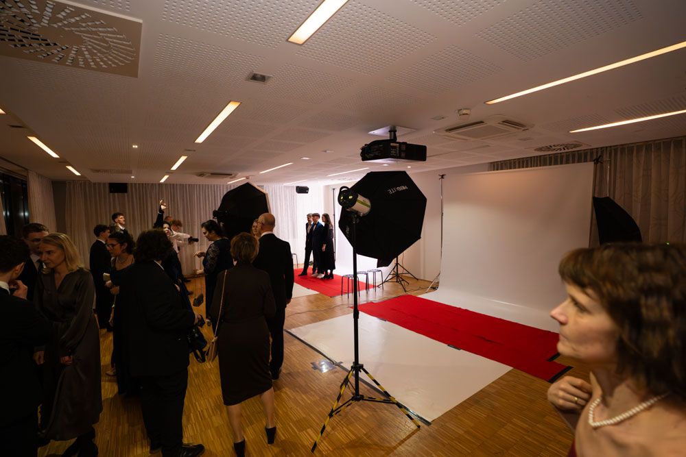 Ballfotograf fotografiert Gäste bei einem Maturaball im Palais Linz