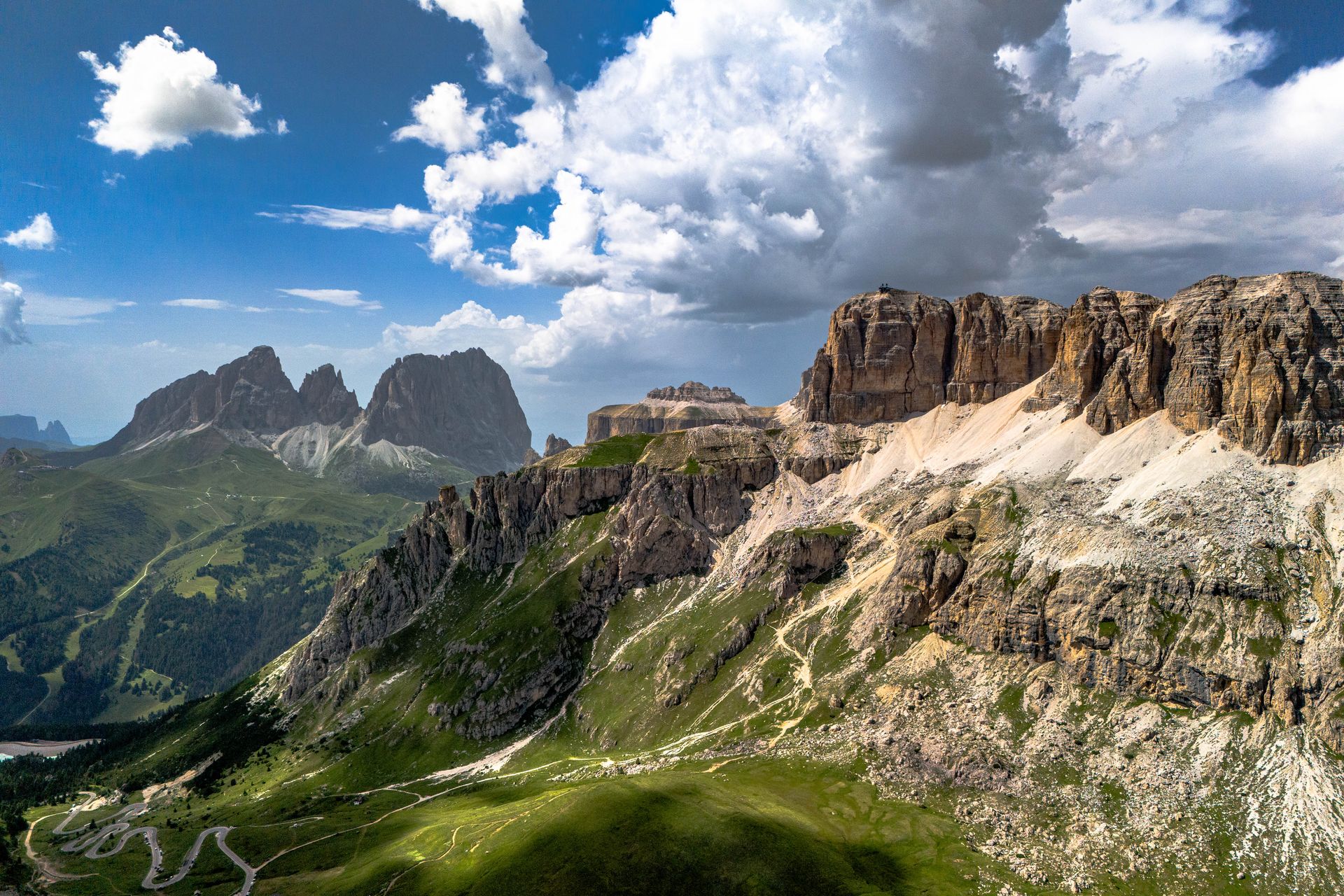 Photo prise d'une chaîne de montagne Photo prise d'une chaîne de montagne