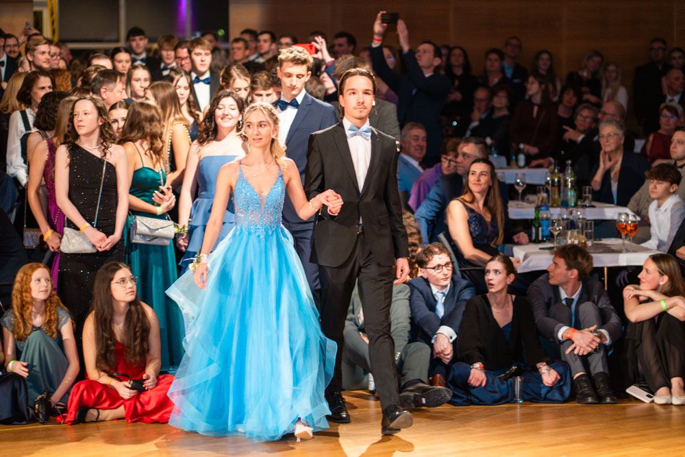 Einzug der Maturanten Paare bei einem Ball in Linz mit Publikum