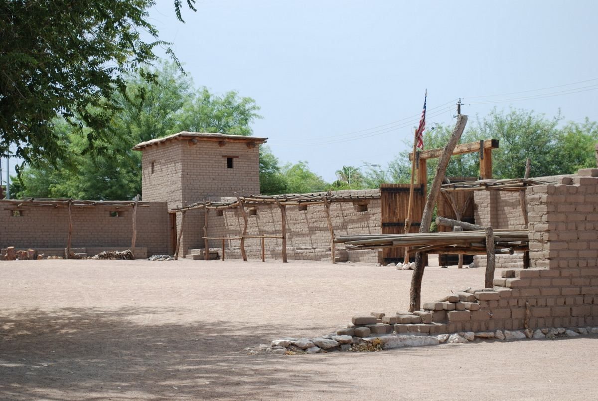 Un petit bâtiment entouré d'une clôture et d'un arbre à proximité. Un petit bâtiment entouré d'une clôture et d'un arbre à proximité.