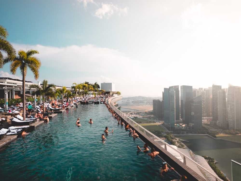Piscina infinita do Marina Bay Sands, com uma vista panorâmica da cidade