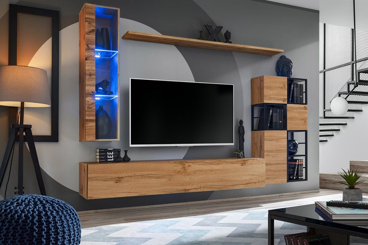 Un salon moderne avec un téléviseur et des étagères en bois et un meuble TV suspendu. Un salon moderne avec un téléviseur et des étagères en bois et un meuble TV suspendu.