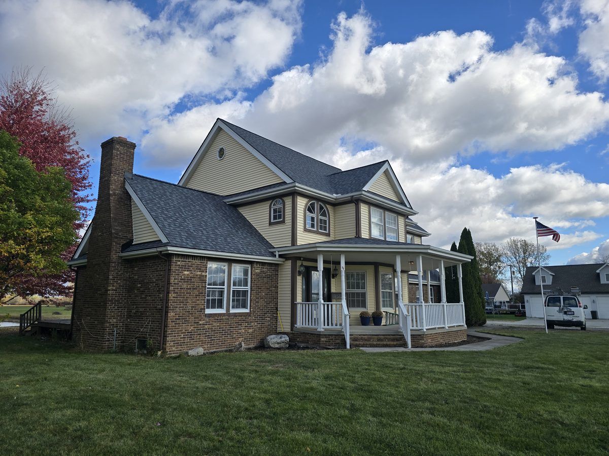 Finished MichConn roof on a two-story home