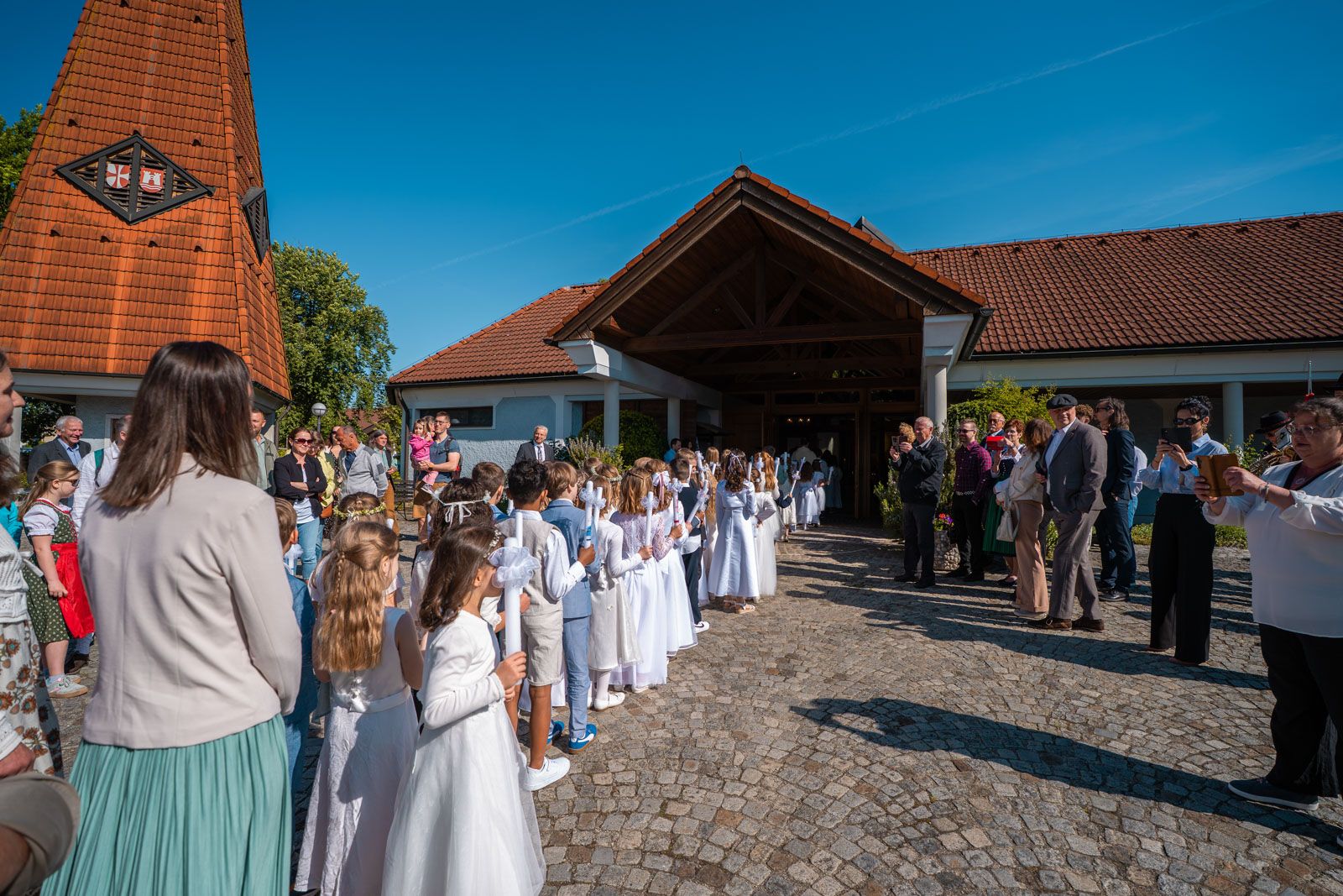 Einzug der Erstkommunionskinder in die Kirche Pichling Linz