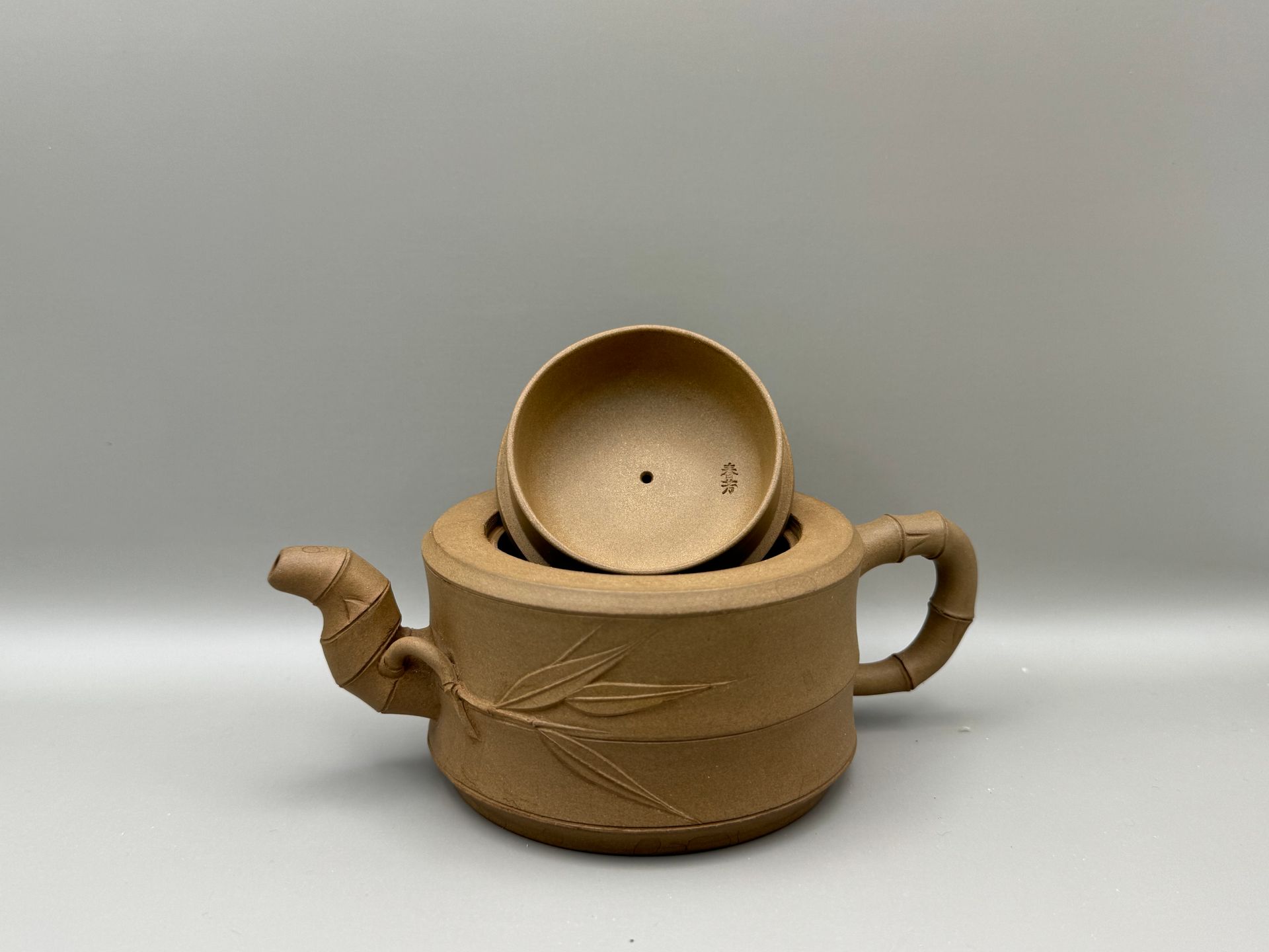 中国骨董【 紫砂陶硯筆置き兼用】中国宜興紫砂名品超人気作家吳建華02年精製　在銘 宜兴紫砂壶名家吴云根《柿圆竹节提梁》紫砂壶-大师印章简介-淘壶人