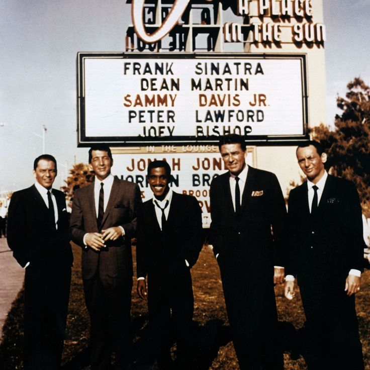 Frank Sinatra a fait ses débuts à Las Vegas à l’hôtel Sands. Avec ses collègues artistes Dean Martin, Sammy Davis Jr., Joey Bishop et Peter Lawford, collectivement connus sous le nom de Rat Pack. Frank Sinatra a fait ses débuts à Las Vegas à l’hôtel Sands. Avec ses collègues artistes Dean Martin, Sammy Davis Jr., Joey Bishop et Peter Lawford, collectivement connus sous le nom de Rat Pack.