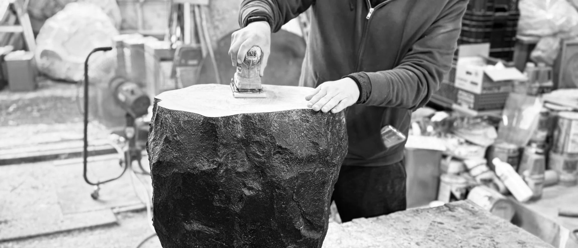 DUREE Rock Side Tableを手作業で研磨・仕上げする制作風景 DUREE Rock Side Tableを手作業で研磨・仕上げする制作風景