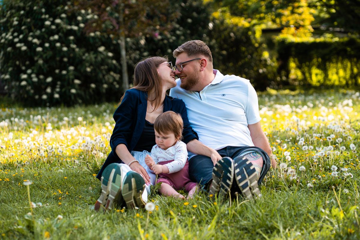 familienbilder linz familie mit kind auf blumenwiese
