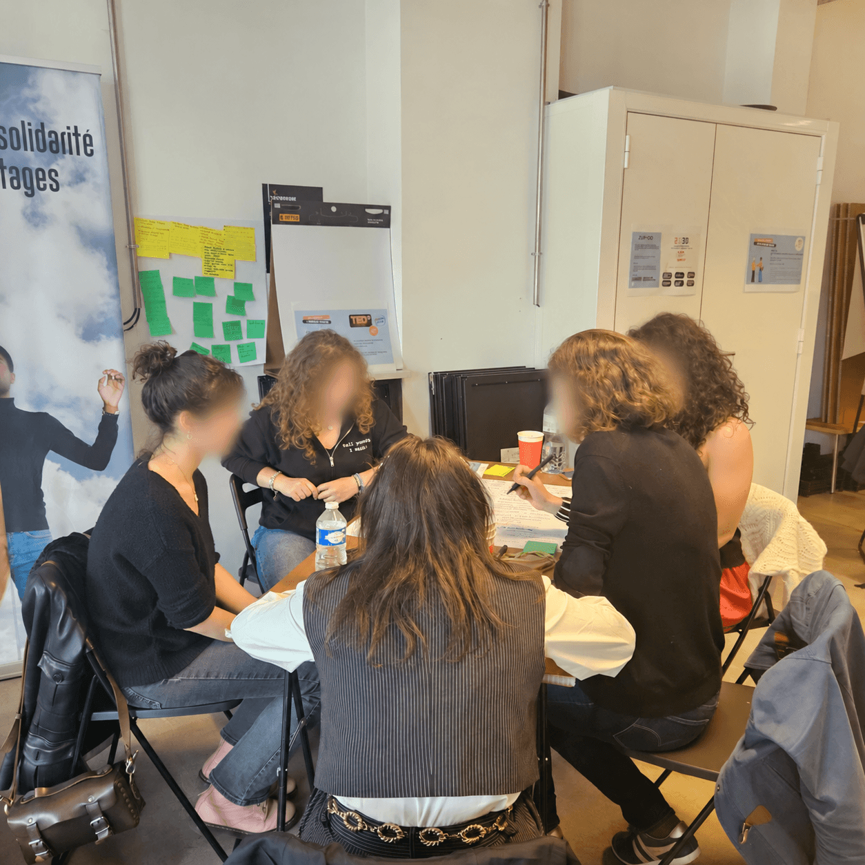 Participants réunis autour d’un atelier collaboratif