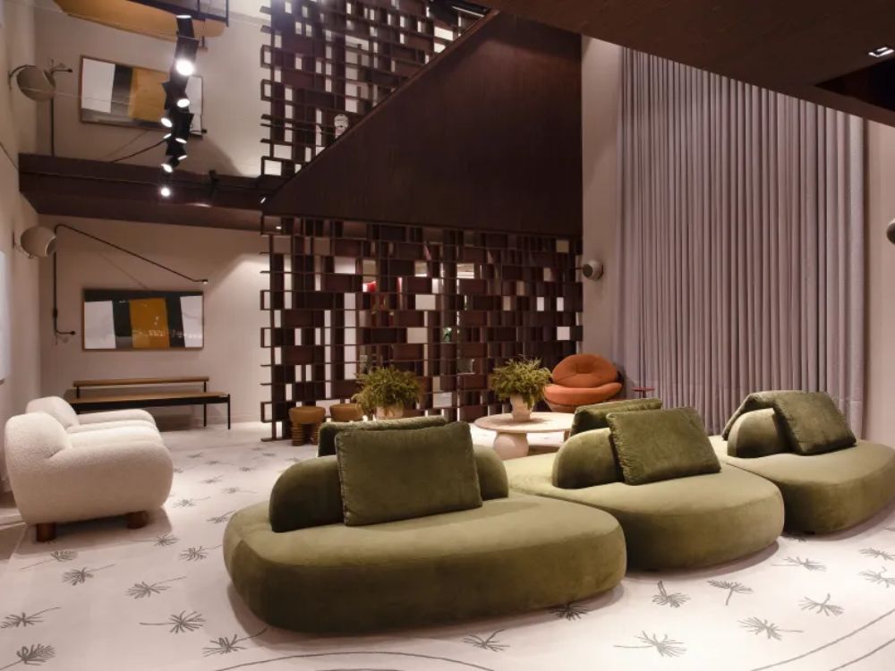 Sala com pé-direito duplo, sofás como ilhas