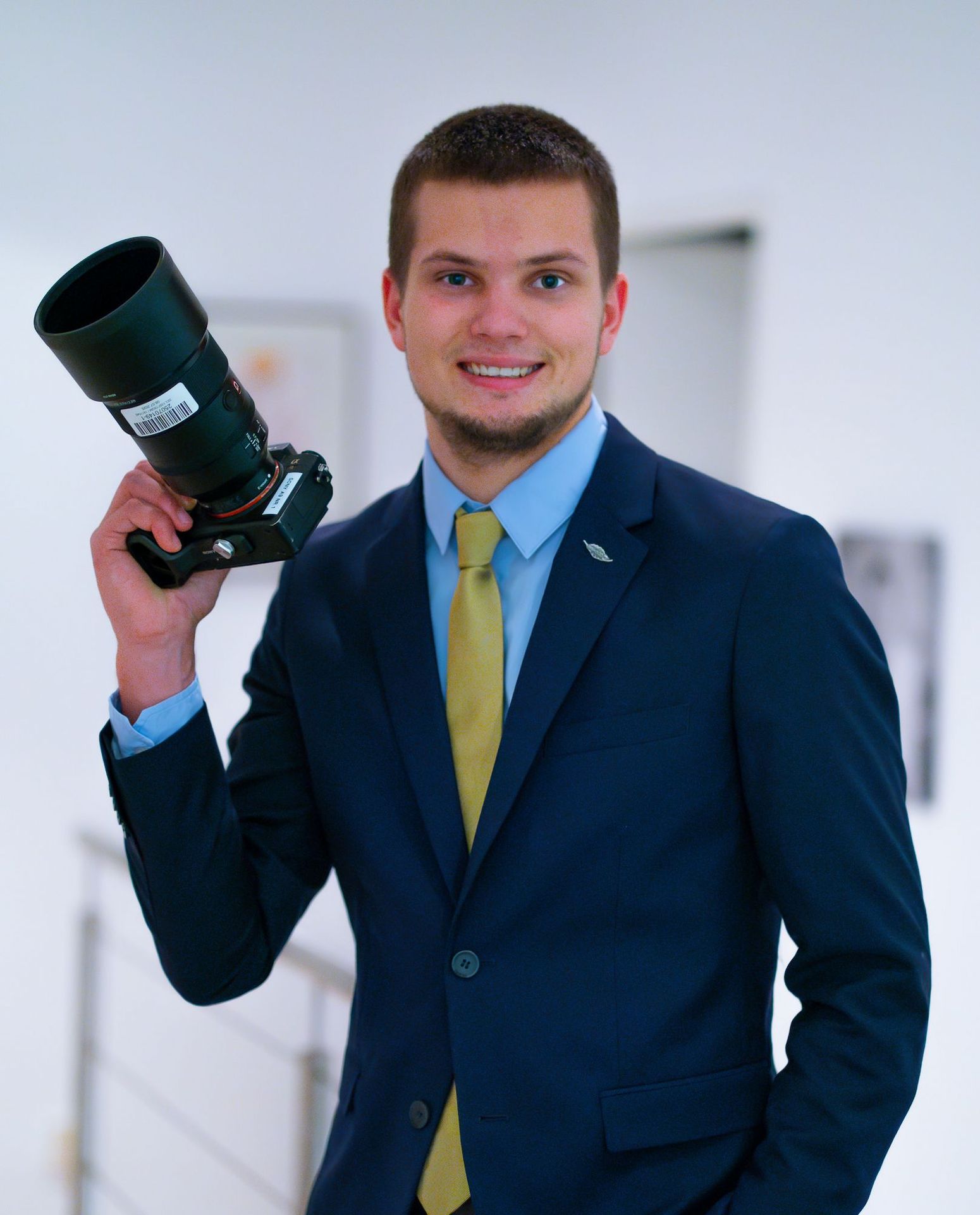 Porträt von Niklas Fortner, Hochzeits- und Eventfotograf aus Oberösterreich, mit Kamera in der Hand – professionelle und leidenschaftliche Fotografie von Fortner-Fotos. Porträt von Niklas Fortner, Hochzeits- und Eventfotograf aus Oberösterreich, mit Kamera in der Hand – professionelle und leidenschaftliche Fotografie von Fortner-Fotos.