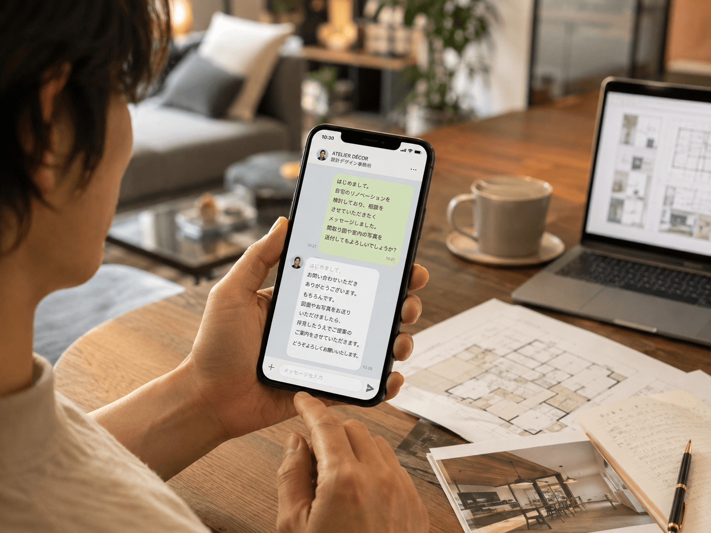 自宅からスマートフォンでmeaningfullへ住宅リノベーションやインテリアについて相談するイメージ 自宅からスマートフォンでmeaningfullへ住宅リノベーションやインテリアについて相談するイメージ