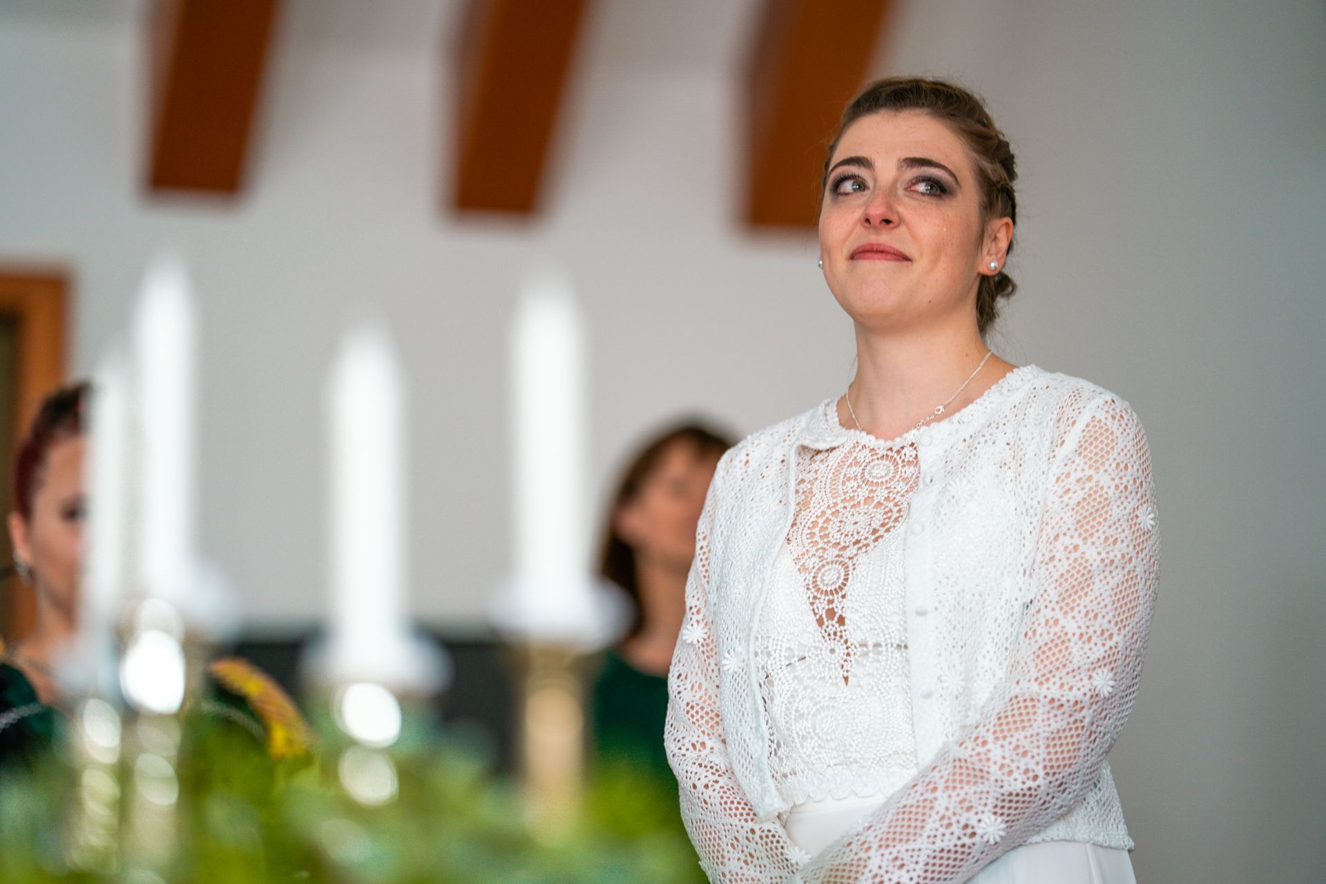Emotionale Braut wÀhrend der standesamtlichen Trauung im Landhotel Schicklberg bei einer Halloween-Hochzeit Emotionale Braut wÀhrend der standesamtlichen Trauung im Landhotel Schicklberg bei einer Halloween-Hochzeit