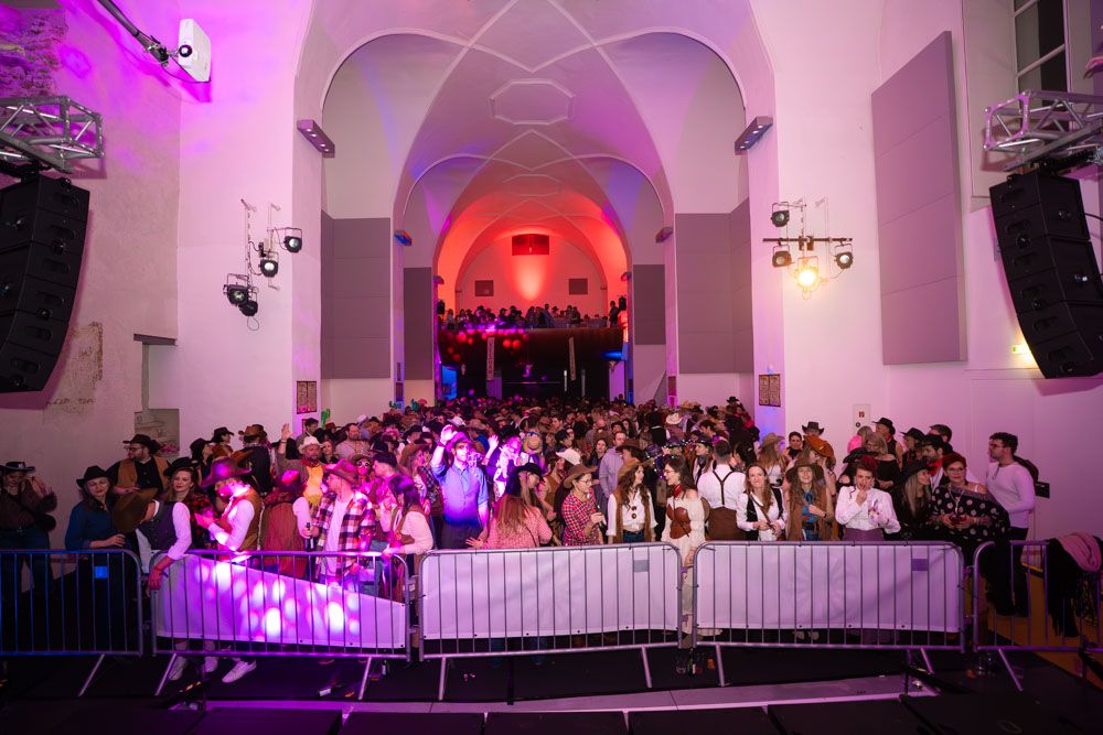 eleganter Maturaball in den Minoriten Wels mit stilvoller Atmosphäre und Gästen eleganter Maturaball in den Minoriten Wels mit stilvoller Atmosphäre und Gästen