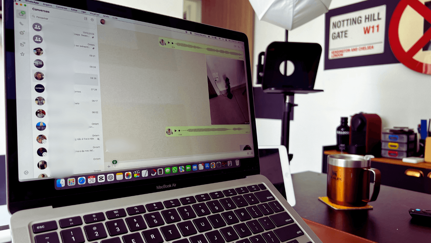 Tela do computador com whatsapp web logado em atendimento