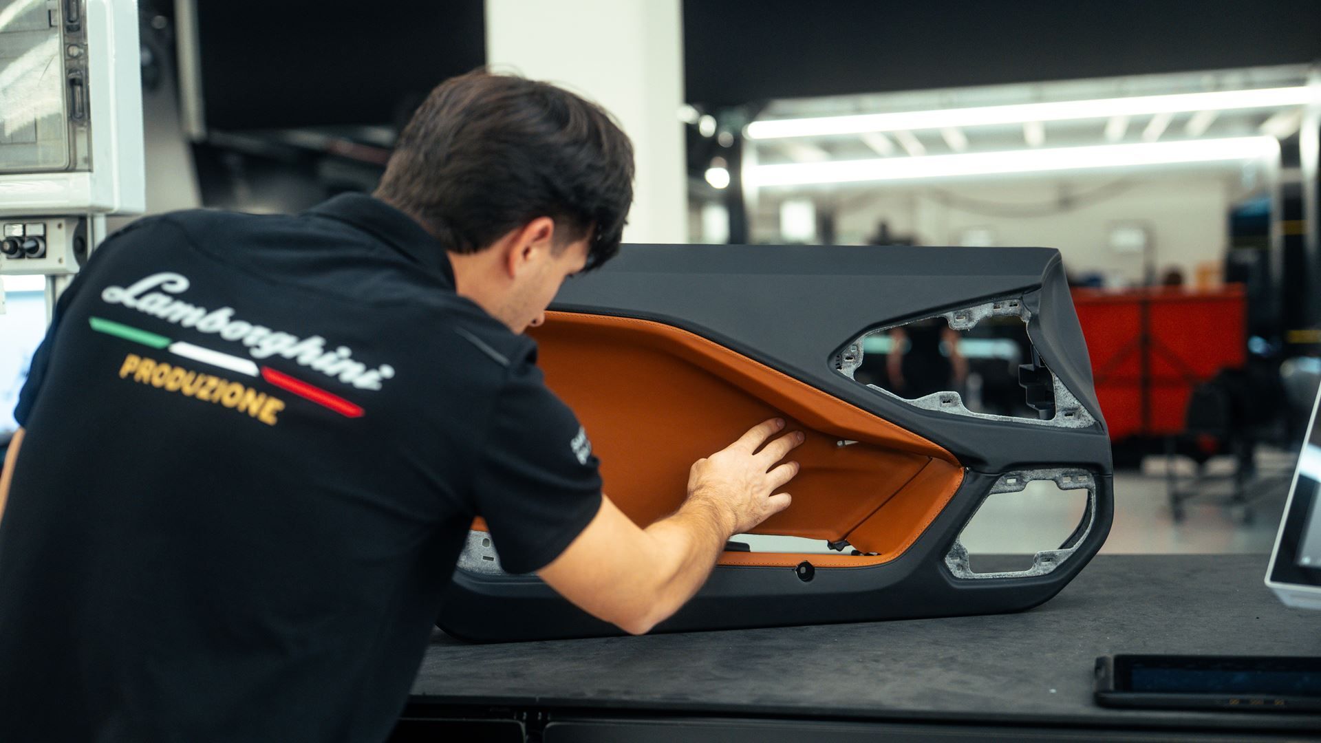 homme qui est en train de poser du cuir sur une portière de porte de Lamborghini