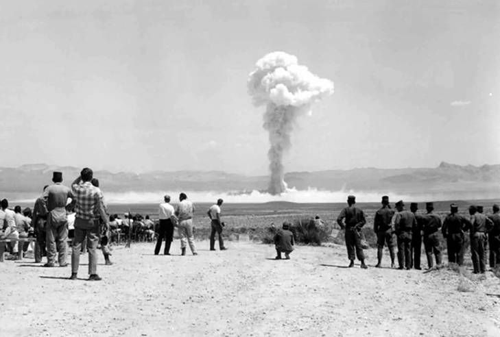 Un groupe de personnes regardant une explosion atomique test à Las Vegas. Un groupe de personnes regardant une explosion atomique test à Las Vegas.