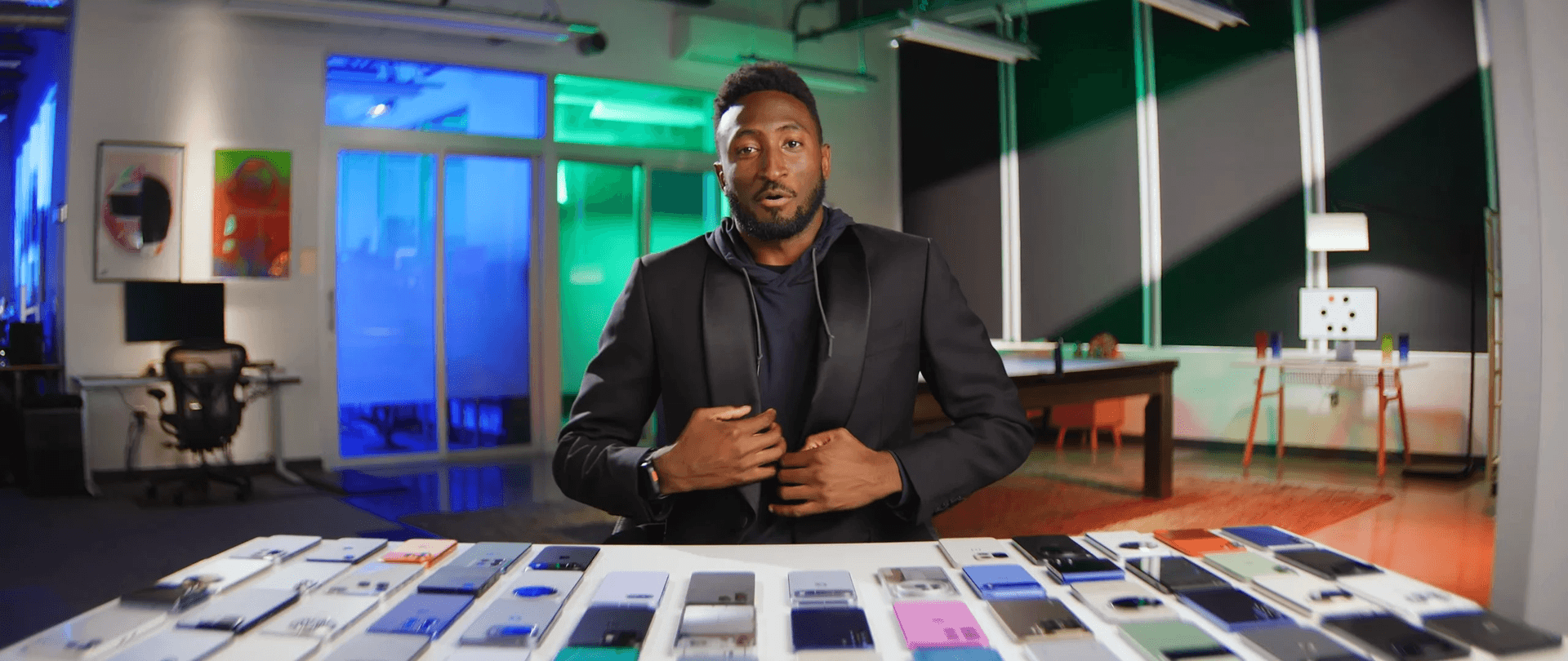 MKBHD devant plusieurs smartphones MKBHD devant plusieurs smartphones