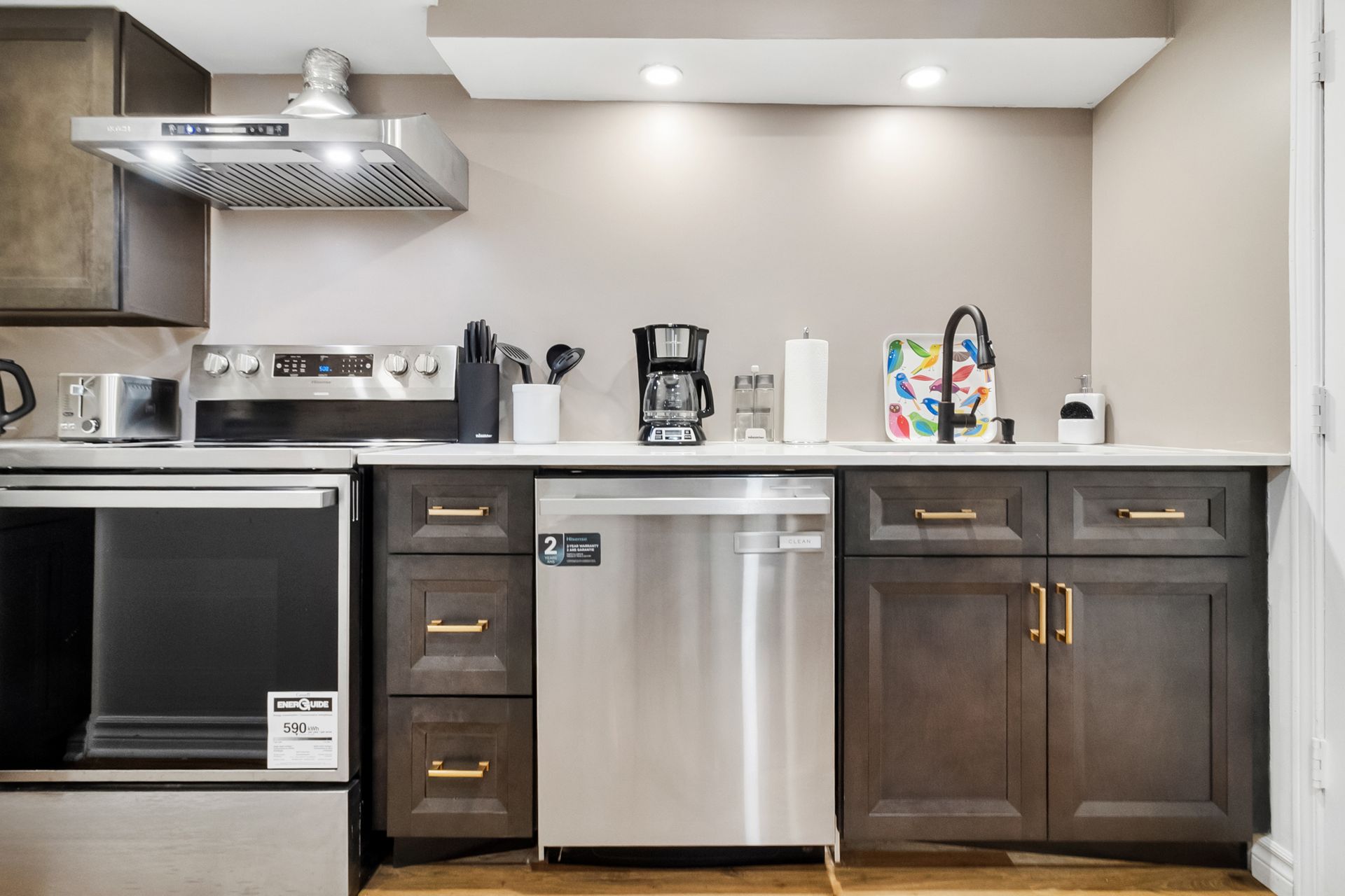 kitchen amenities kitchen amenities