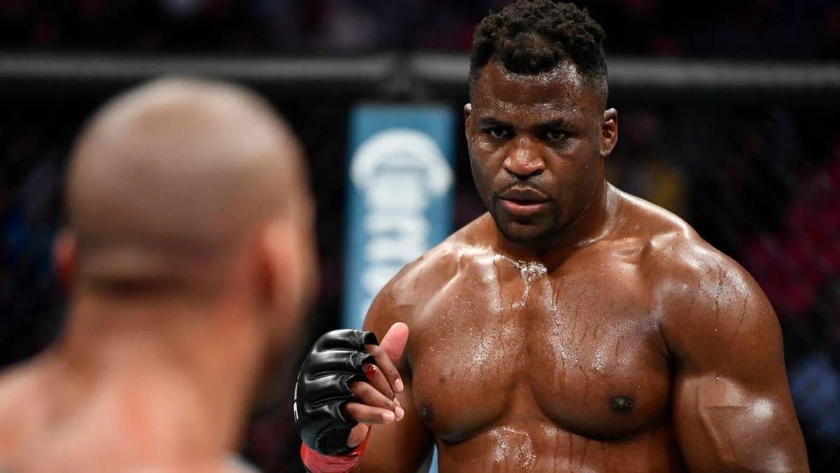 Le combattant Francis Ngannou est dans le ring, prêt à affronter son adversaire.