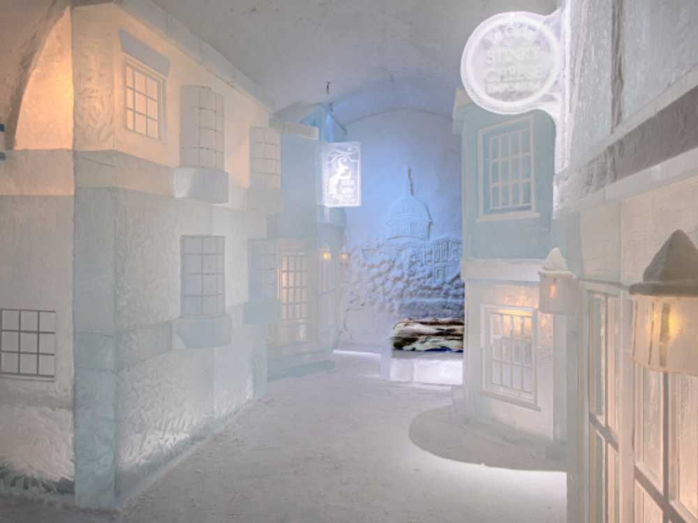 Quarto do Icehotel, com paredes esculpidas em gelo e neve, tematica de cidade 