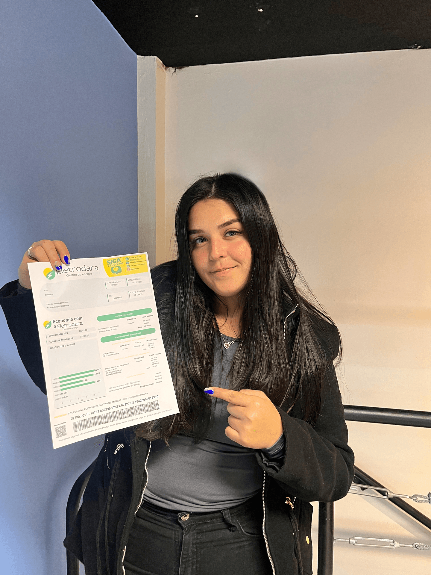 Cliente real da Eletrodara apresentando sua fatura de energia