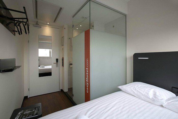 montarea unei camere de hotel ingusta la hotel easyhotel in denhaag montarea unei camere de hotel ingusta la hotel easyhotel in denhaag
