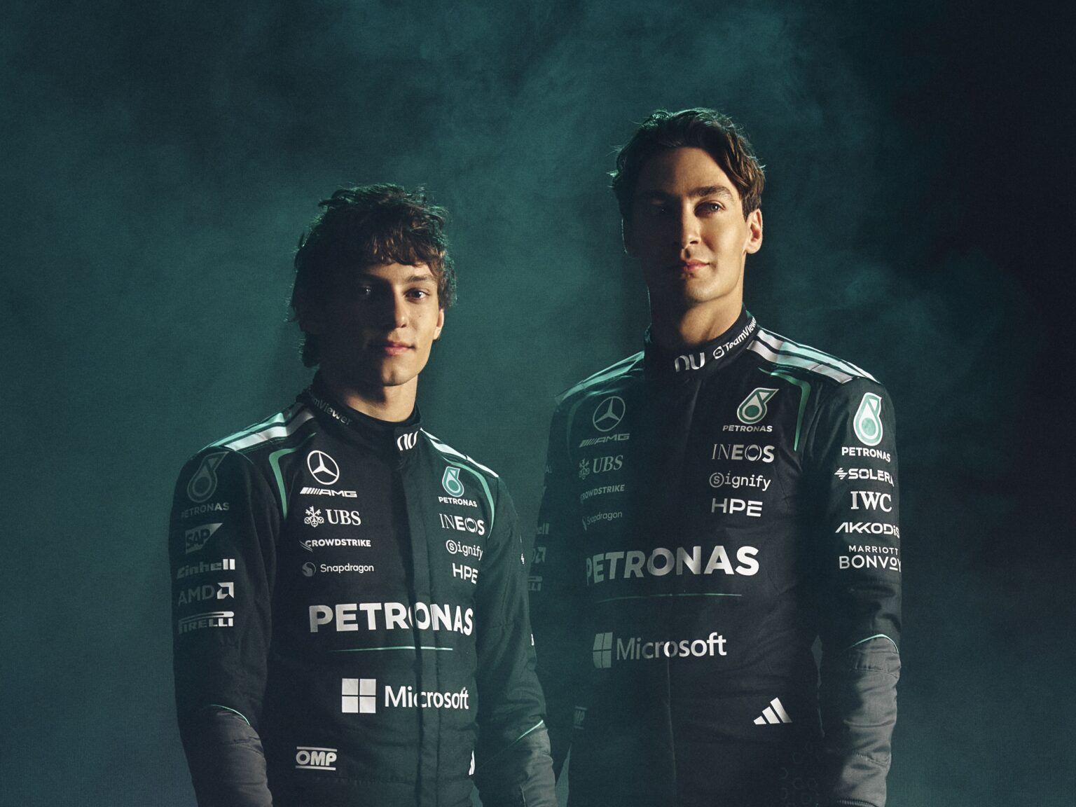 Kimi Antonelli et George Russell dans des kits de pilotes avec le logo Microsoft Kimi Antonelli et George Russell dans des kits de pilotes avec le logo Microsoft