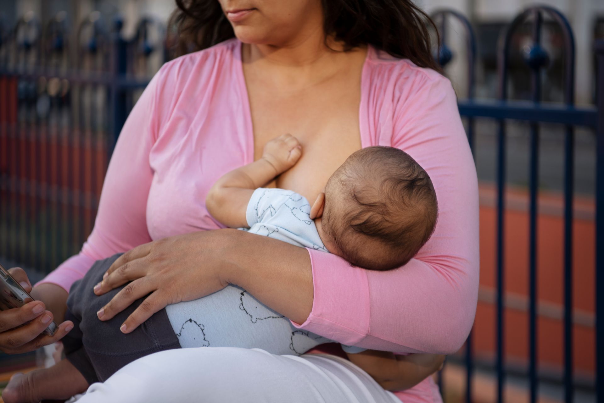 Maman qui donne le sein a son enfant pour le nourrir