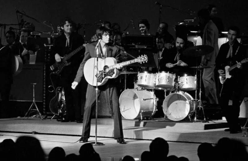 Elvis Presley en 1969 à Las Vegas au International Hôtel. Elvis Presley en 1969 à Las Vegas au International Hôtel.
