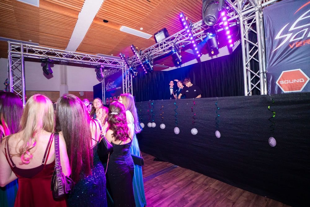 volle Tanzfläche bei Maturaball in Linz mit DJ und Partybeleuchtung