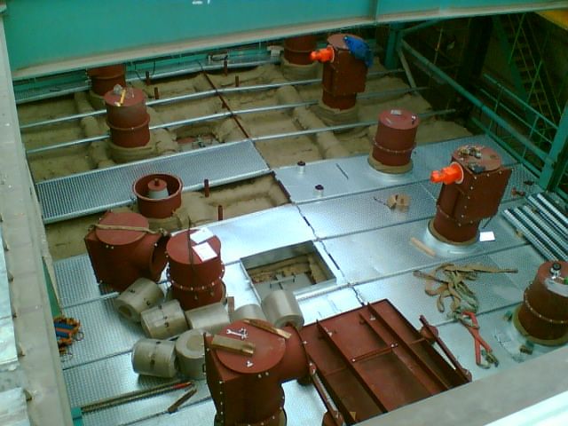 Elektrofiltre üst platformunda trafo redresör ve servis ekipmanları