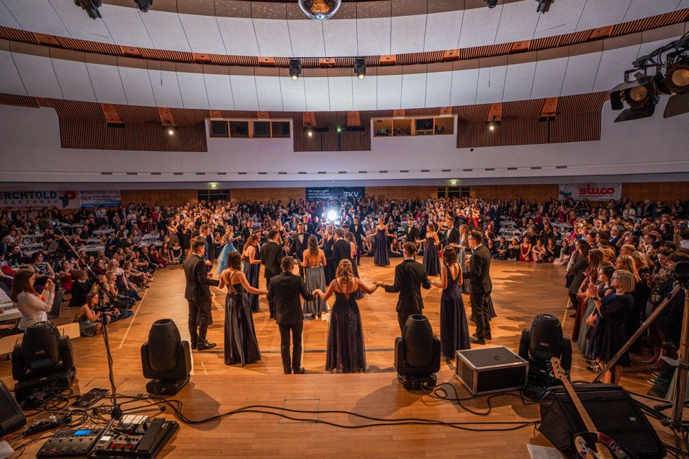 Große Menschenmenge bei Maturaball in Linz mit Tanzfläche und Publikum