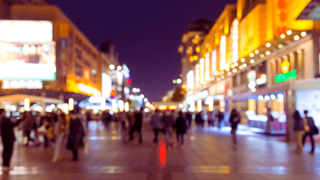 Tráfego de pessoas em rua de lojas