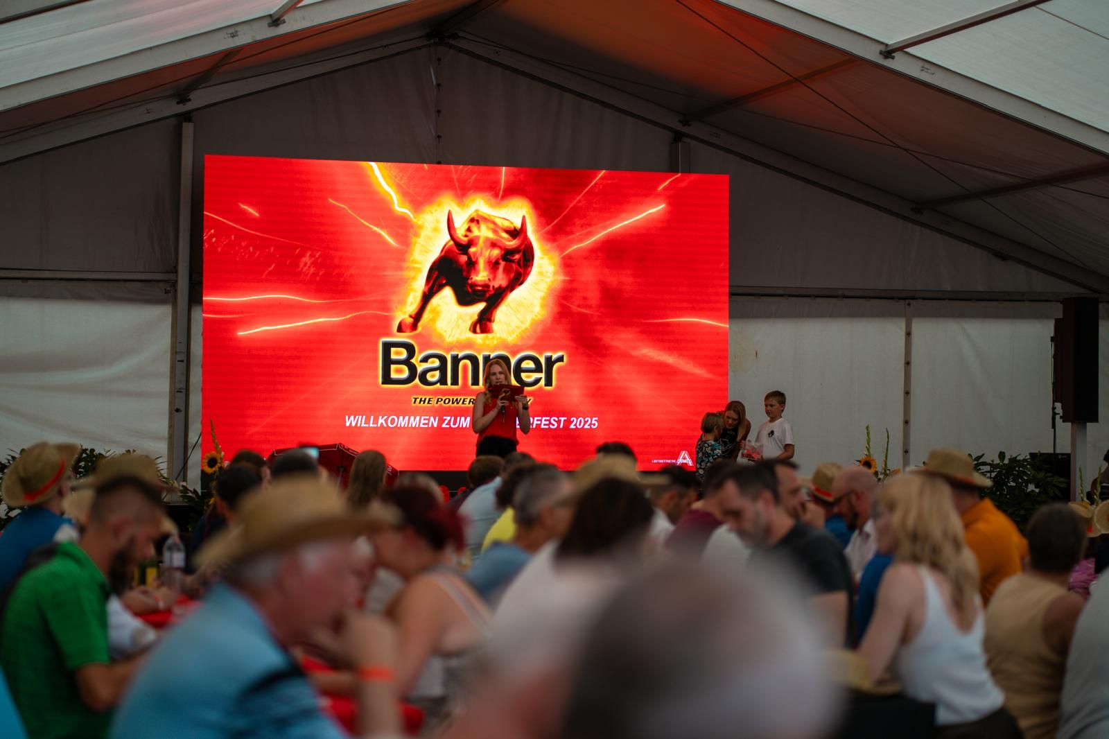 bühne bei firmenveranstaltung banner batterien bühne bei firmenveranstaltung banner batterien