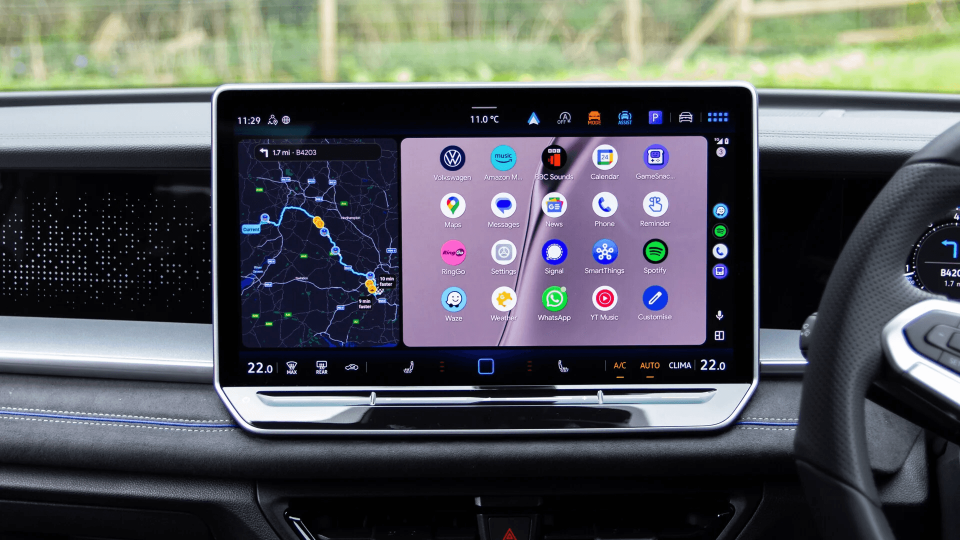 Tableau de bord numérique dans une voiture montrant un GPS et Android Car Play