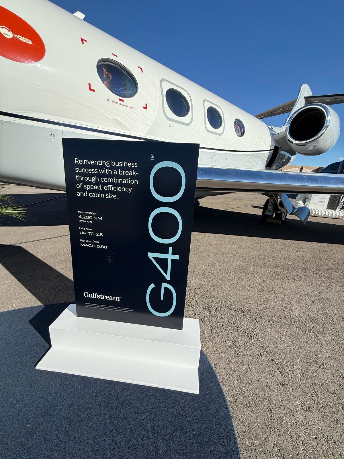 Gulfstream G400 display sign listing 4,200 NM maximum range, up to 2.5 living areas, and Mach 0.88 high-speed cruise