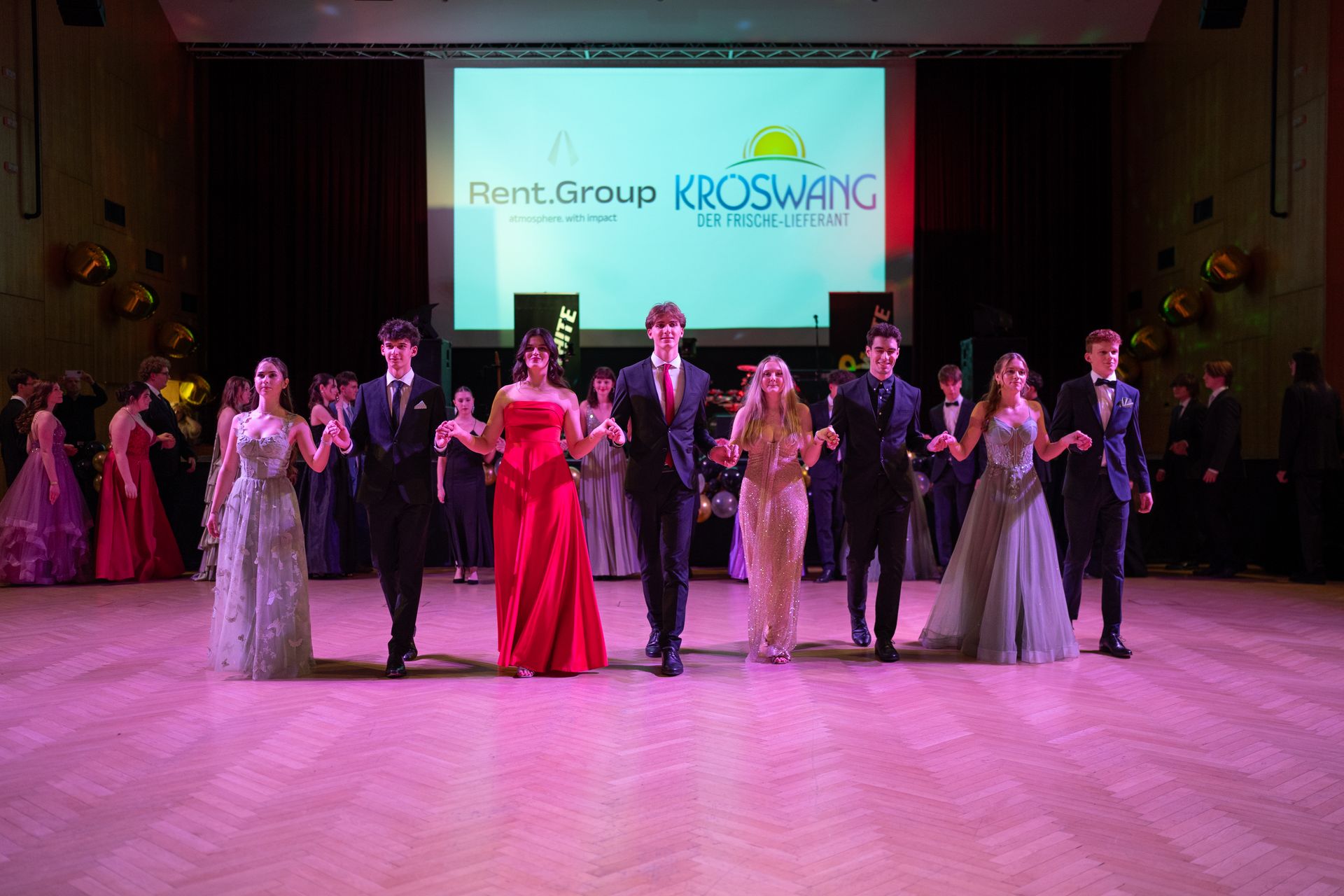 Maturaball Fotograf Oberösterreich – Auftanzen der Maturantinnen und Maturanten im festlich geschmückten Ballsaal Maturaball Fotograf Oberösterreich – Auftanzen der Maturantinnen und Maturanten im festlich geschmückten Ballsaal