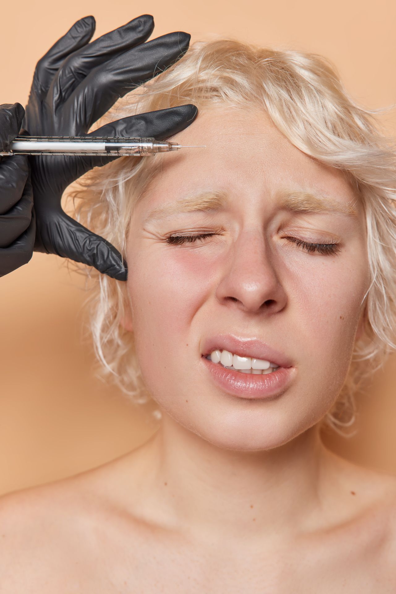 Foto de una joven rubia con dolor ya que conoce los 5 riesgos de operarte con un “cirujano” no certificado