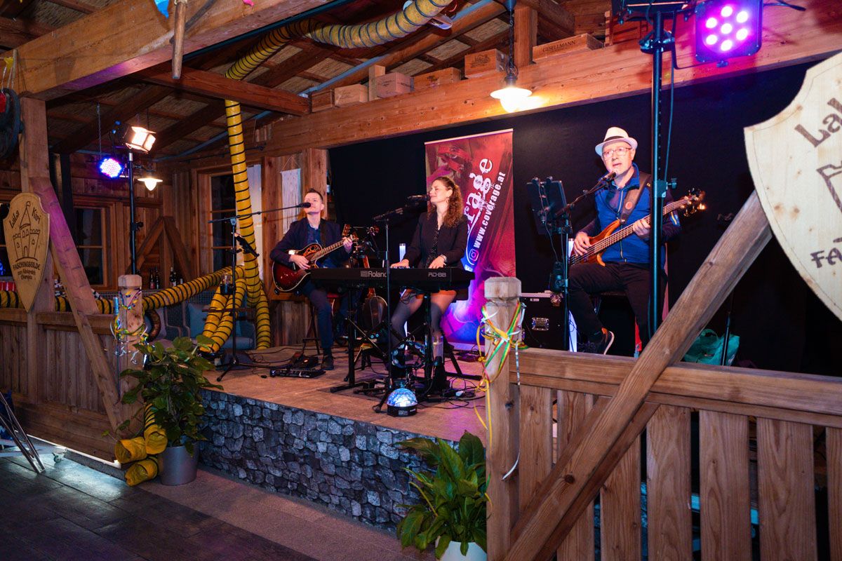 Liveband Coverage sorgt für Stimmung beim Königlichen Hofball der Faschingsgilde Oberweis im Wirt am Bach in Laakirchen