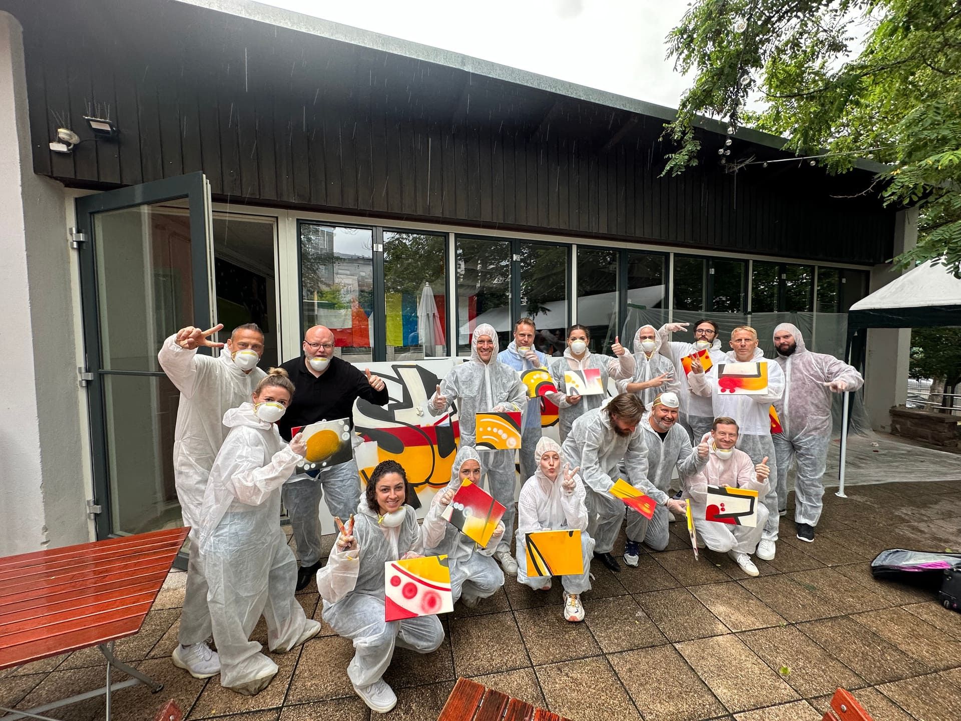 Teilnehmende mit ihren Mini-Leinwänden beim Graffiti Workshop mit dem VfB Stuttgart