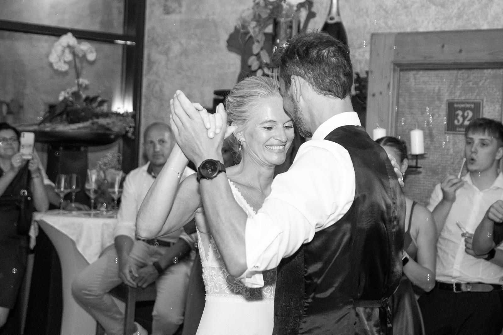 Brautpaar tanzt bei der Hochzeitsfeier auf der Eidenberger Alm Brautpaar tanzt bei der Hochzeitsfeier auf der Eidenberger Alm