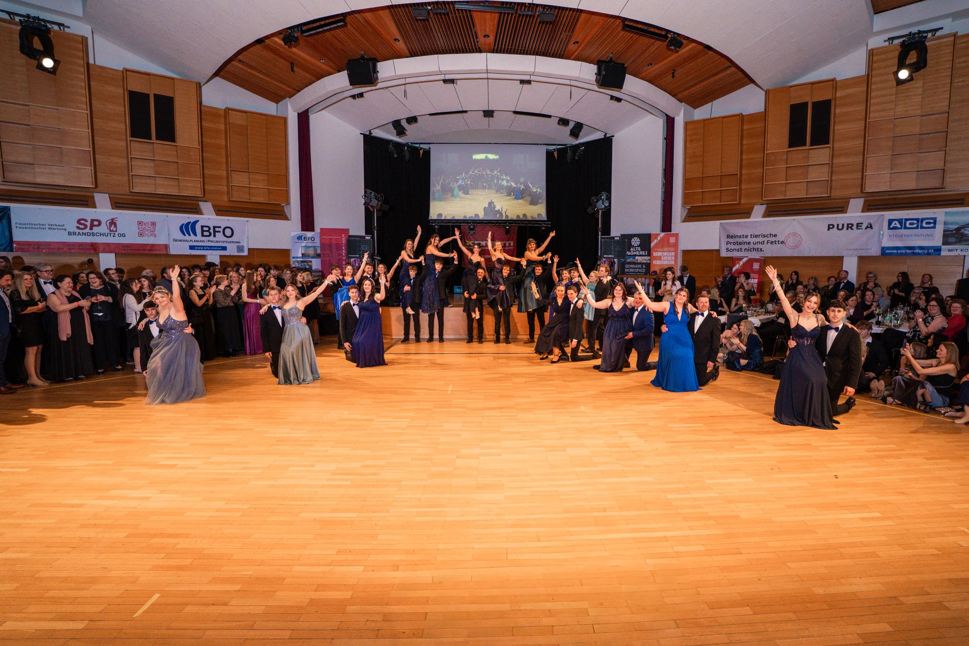 gruppen tanzeinlage beim maturaball don bosco schulen vöcklabruck 2026 motto rio de matura
