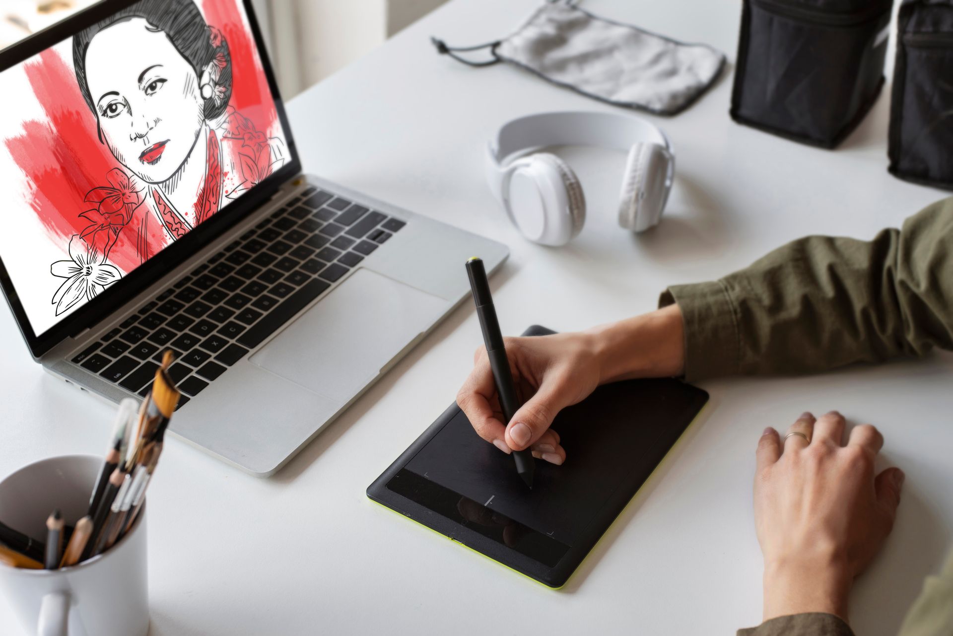 Graphiste en train de dessiner sur une tablette graphique Graphiste en train de dessiner sur une tablette graphique
