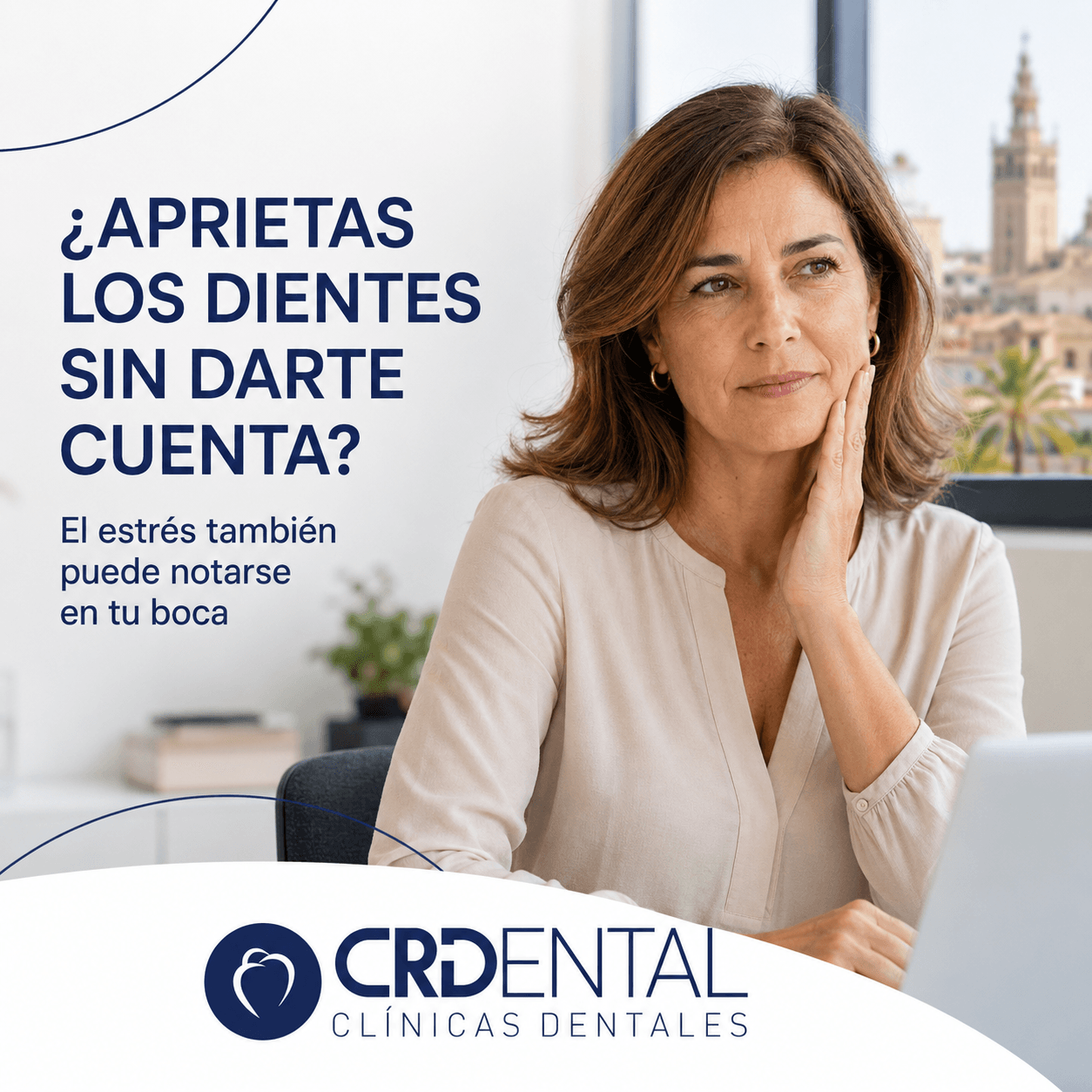 Mujer en su lugar de trabajo tocándose suavemente la mandíbula, junto al mensaje sobre estrés y bruxismo y el logotipo de CRD Clínicas Dentales.